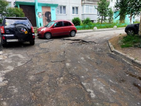 Жители домов ул. Серафимовича, 32 и пр. Новгородский, 41 борются за свои права в споре о парковке