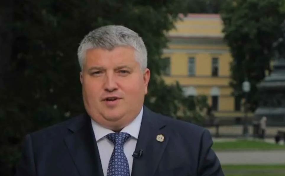 В Новгородской области предложены меры поддержки для педагогов и водителей общественного транспорта