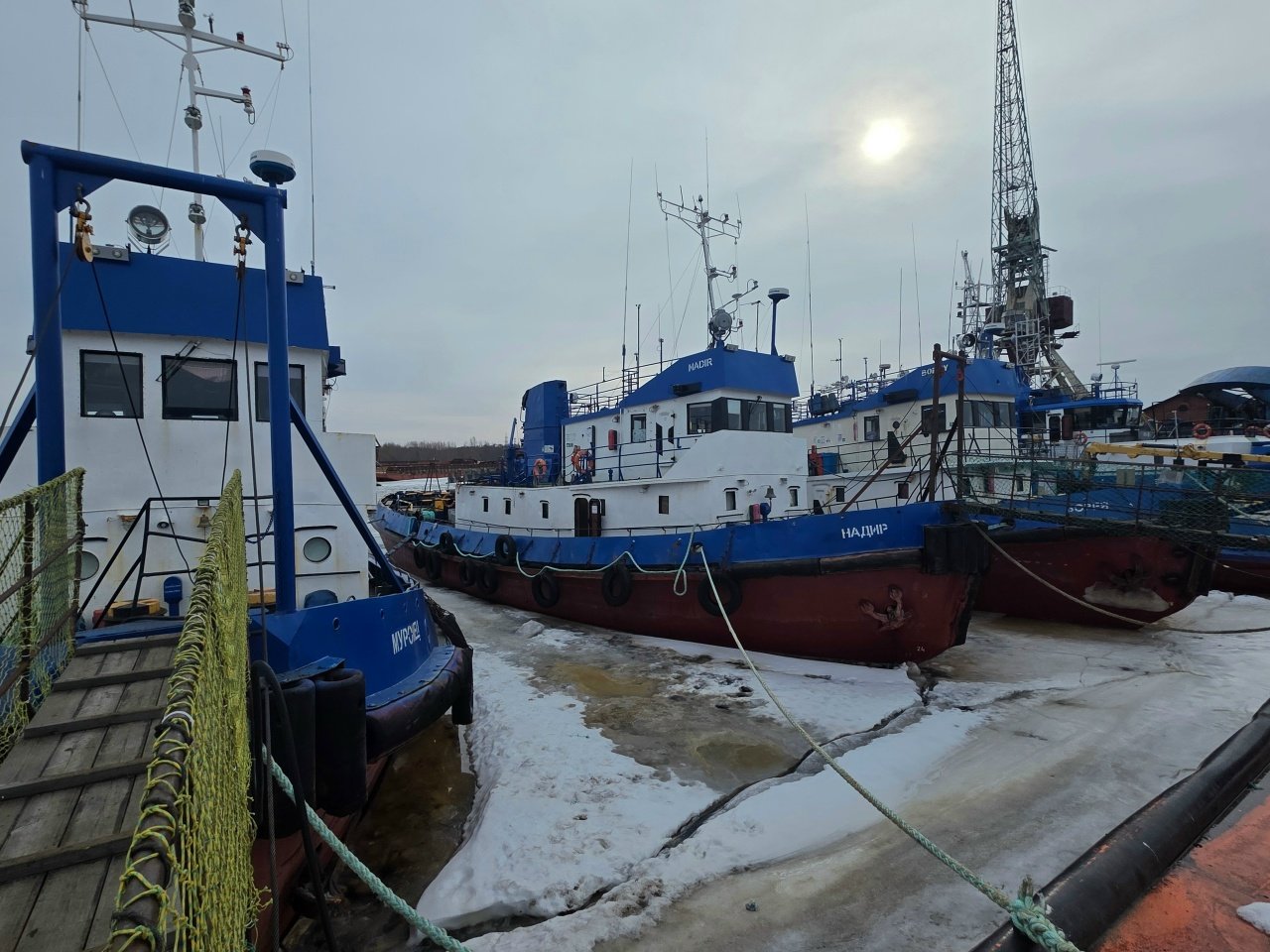 Ледовая переправа на Кегостров завершает работу: вводится буксирное сообщение