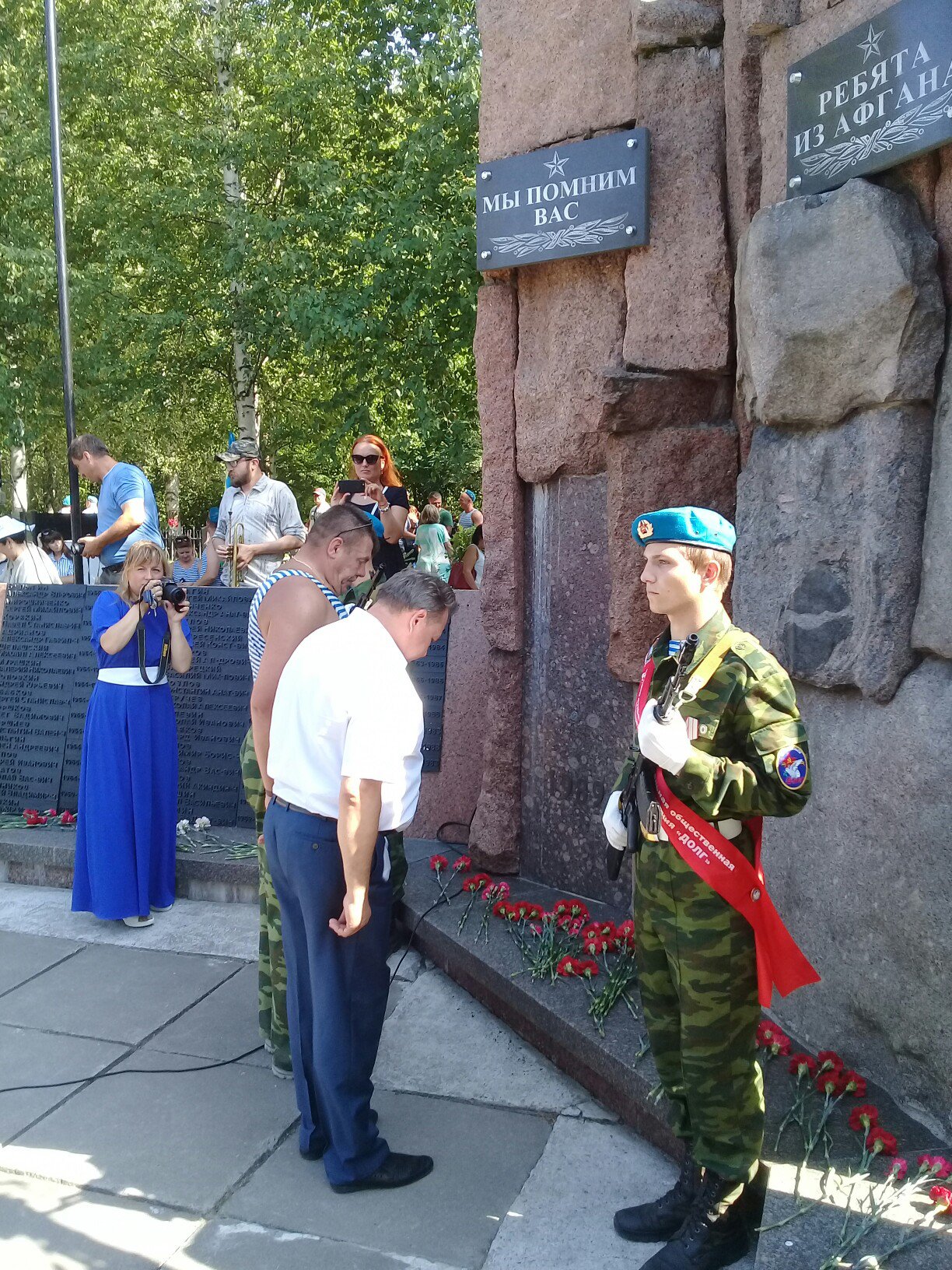 Сенатор Виктор Павленко поздравил архангельских десантников с Днем ВДВ.