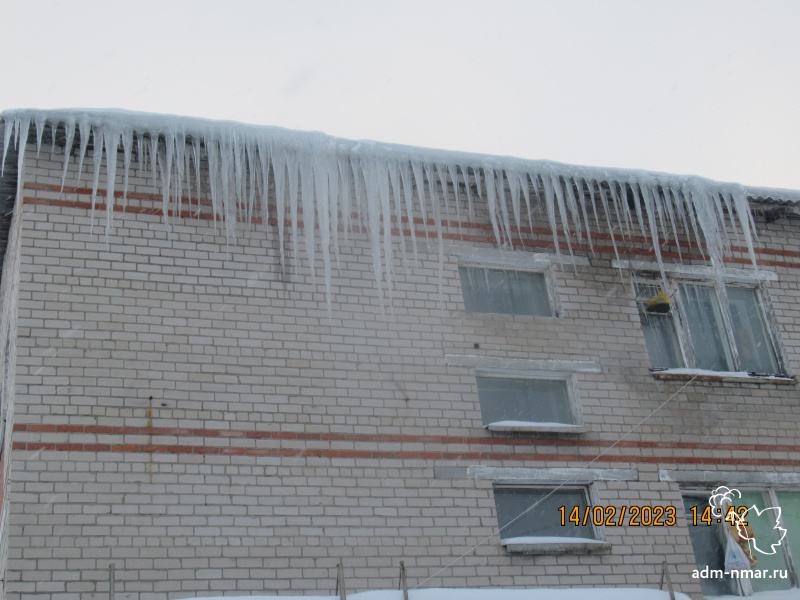 Муниципальный контроль напоминает о необходимости чистить крыши от снега и сосулек *