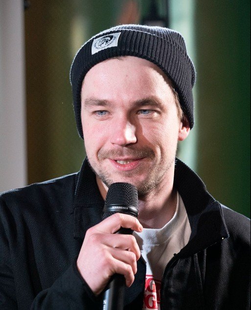 Александр Петров на премьере фильма «Комментируй это» признался в любви супруге и тещи