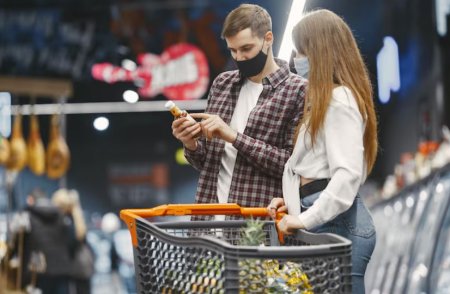 Туристы из-за границы заполняют чемоданы продуктами для отдыха в Лапландии