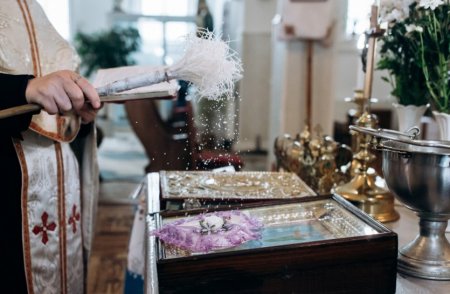 Священник рассказал, как правильно обращаться со святой водой на Крещение
