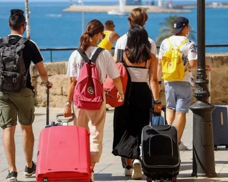 Названы выделяющиеся черты российских туристов на курортах Турции