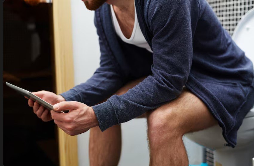 Врачи предупредили о риске геморроя из‑за смартфона в туалете