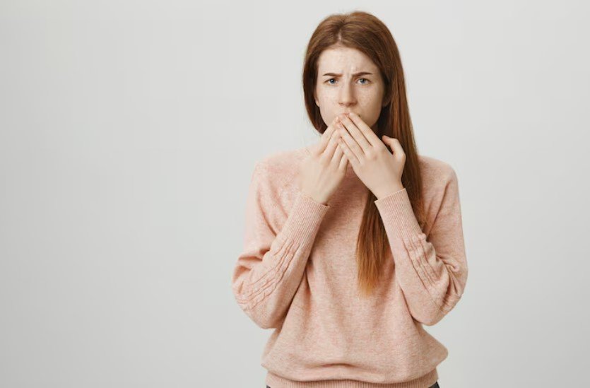 Стоматолог объяснила причины утреннего неприятного запаха изо рта