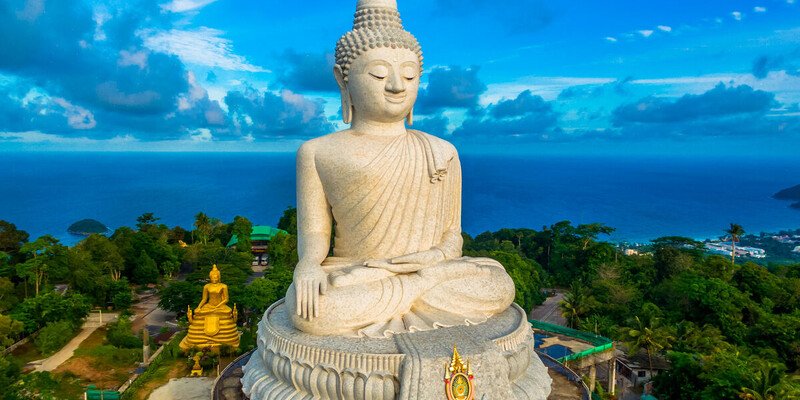 Около 10 тысяч россиян застряли в Таиланде из-за закрытого неба над Ближним Востоком