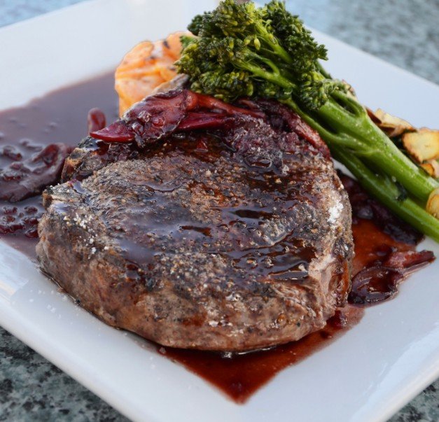 Врач Бурнацкая предупредила о вреде отказа от мяса для беременных, детей и пожилых