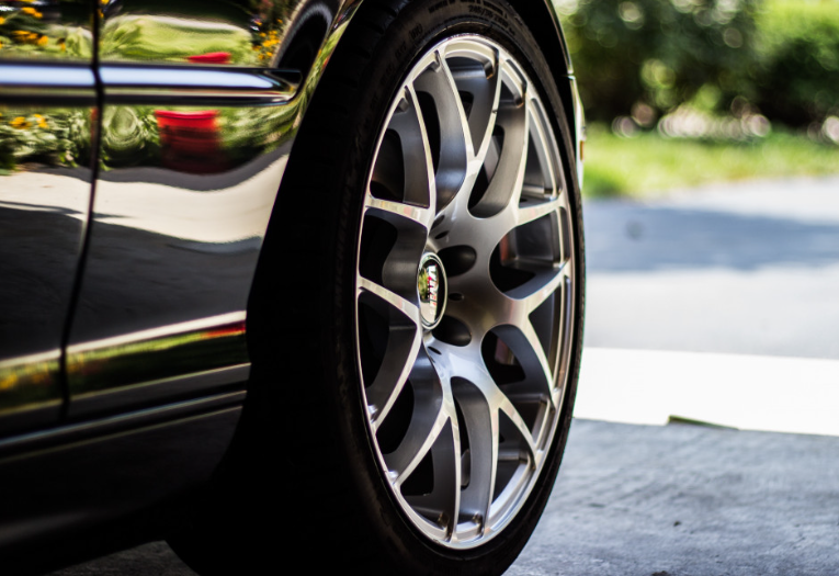 Эксперты рассказали, что произойдет, если активировать электронный ручник во время движения