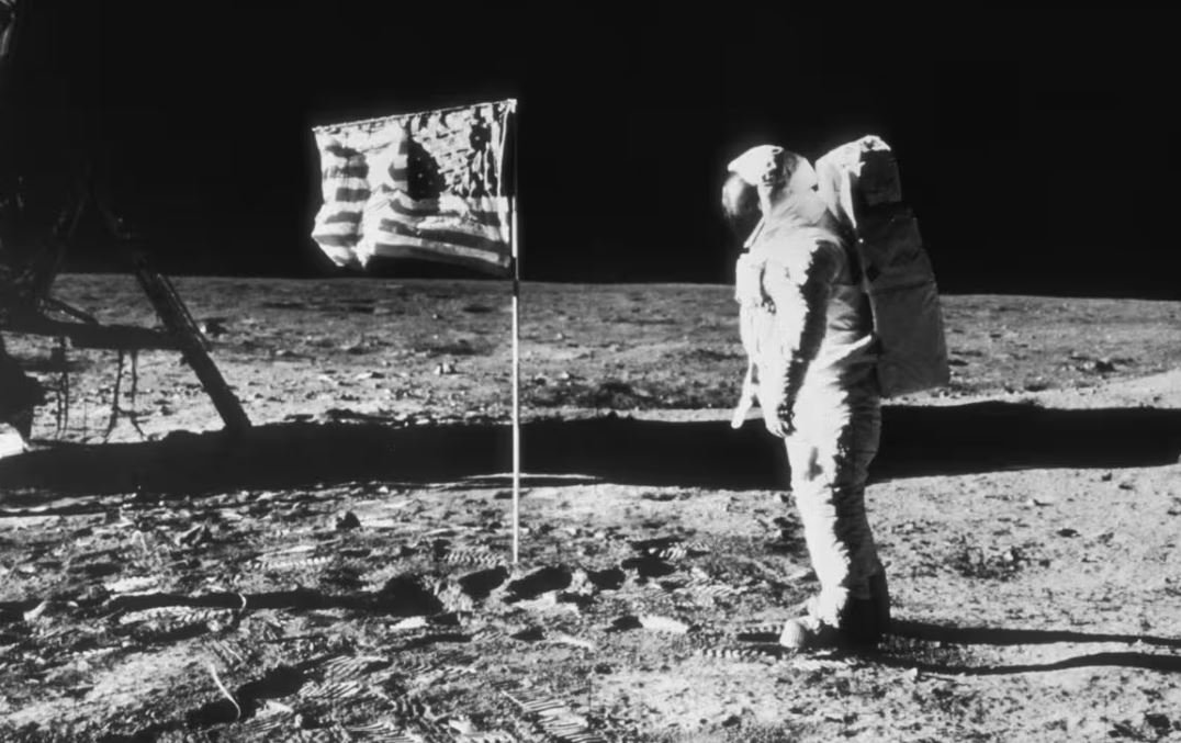 Большинство россиян сомневаются в высадке американцев на Луну в 1969 году