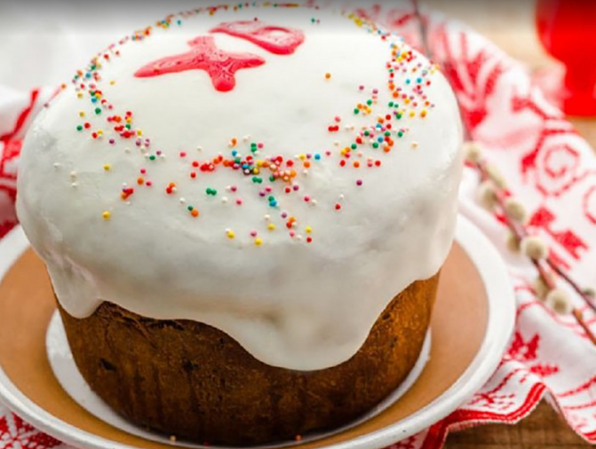 Россиянам объяснили, как безопасно красить яйца и есть кулич на Пасху